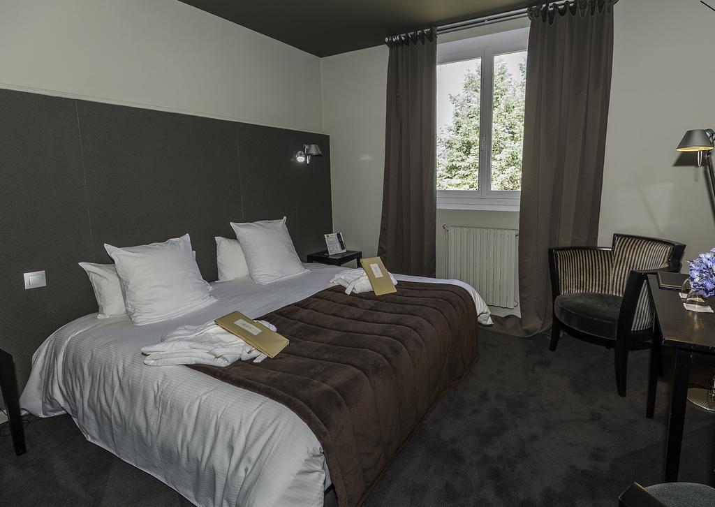 Logis Hotel - Restaurant Le Relais De Comodoliac Saint-Junien Esterno foto