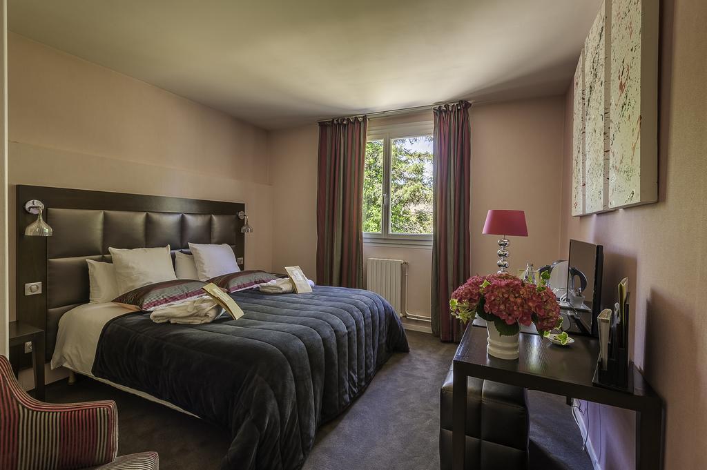 Logis Hotel - Restaurant Le Relais De Comodoliac Saint-Junien Esterno foto