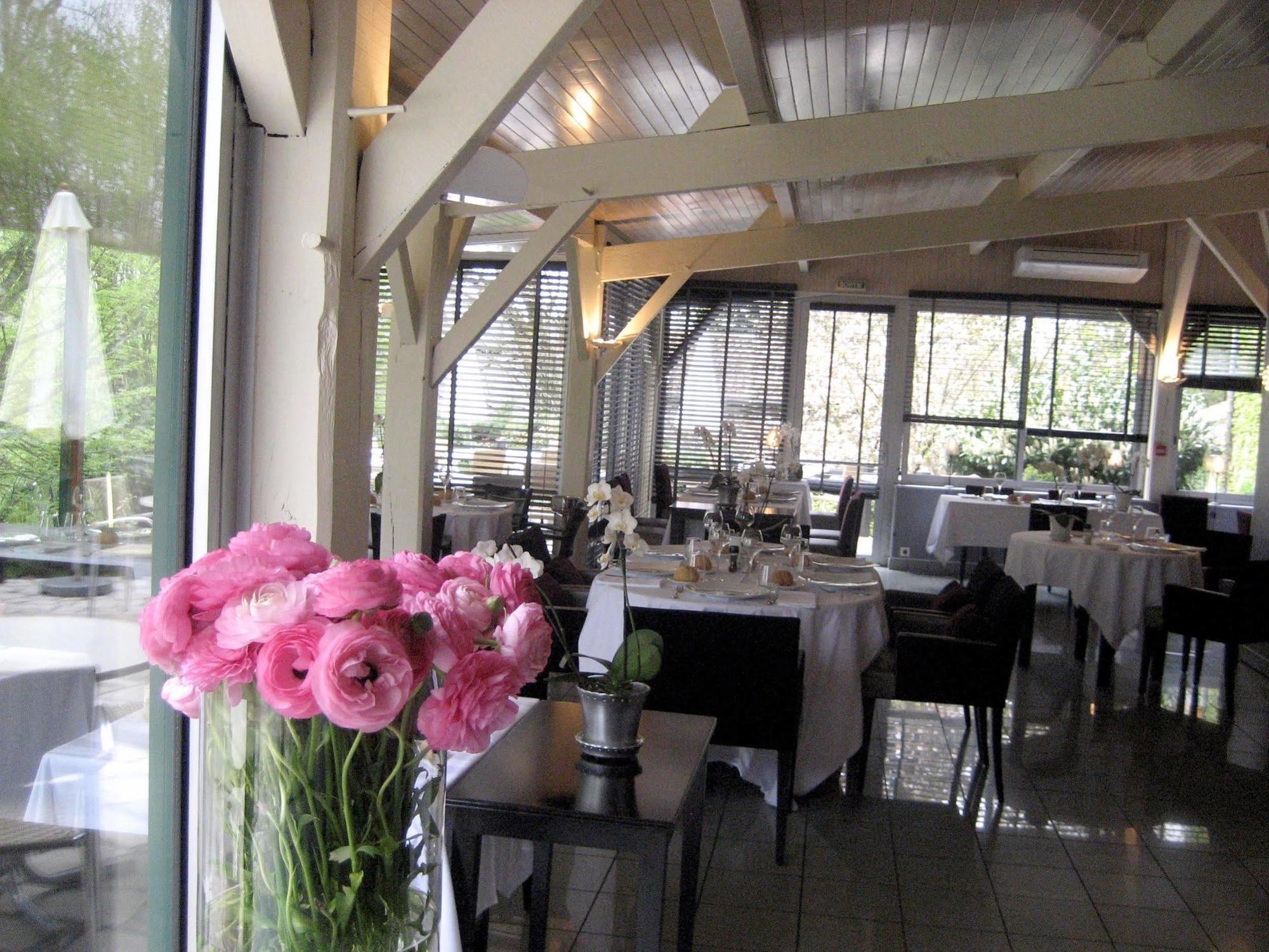 Logis Hotel - Restaurant Le Relais De Comodoliac Saint-Junien Esterno foto