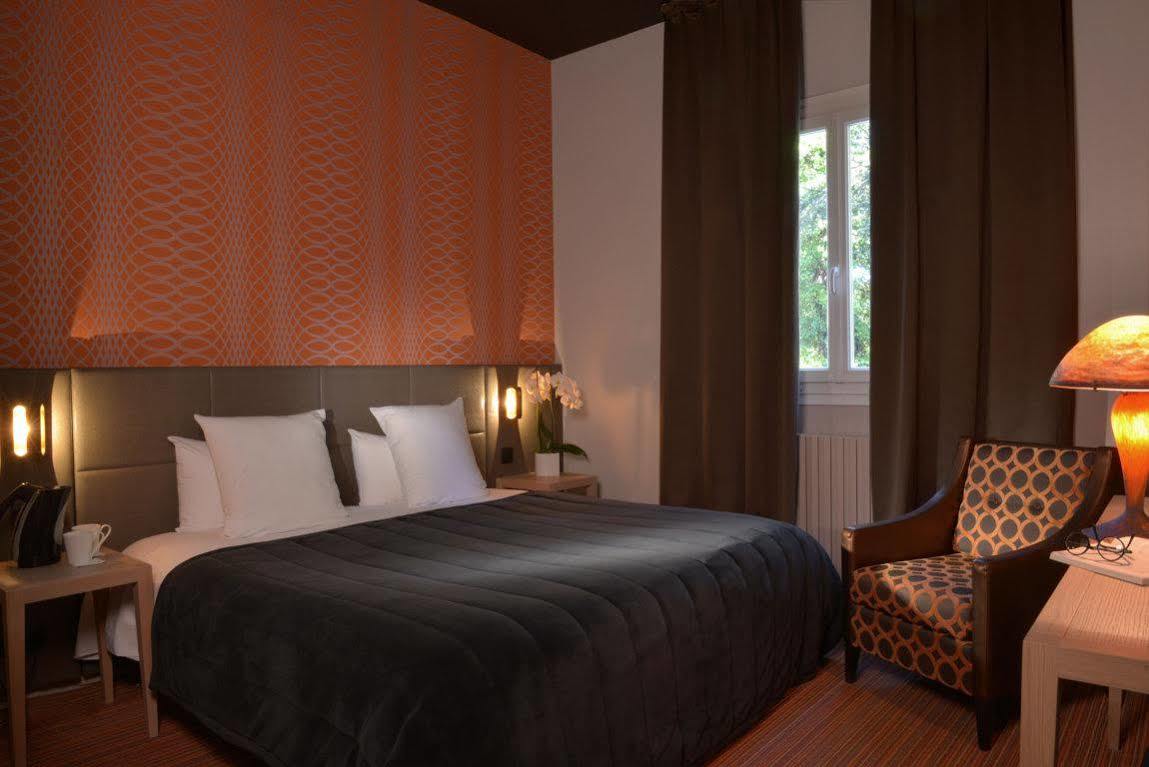 Logis Hotel - Restaurant Le Relais De Comodoliac Saint-Junien Esterno foto